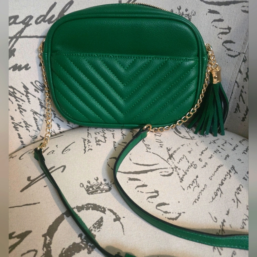 FASHIONPUZZLE CHEVRON QUILTED CROSSBODY CAMERA BAG W/CHAIN STRAP & TASSEL EUC